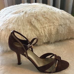 🖤 NINE WEST GOLD TRIM DETAIL HEELS 🖤